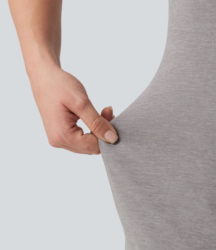 Combinaison à encolure en U, sans manches, dos croisé et coupe droite avec poches Combinaison à encolure en U, sans manches, dos croisé et coupe droite avec poches