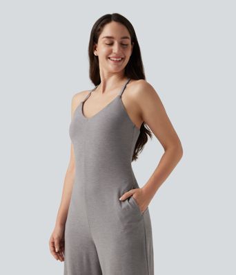 Combinaison à encolure en U, sans manches, dos croisé et coupe droite avec poches Combinaison à encolure en U, sans manches, dos croisé et coupe droite avec poches