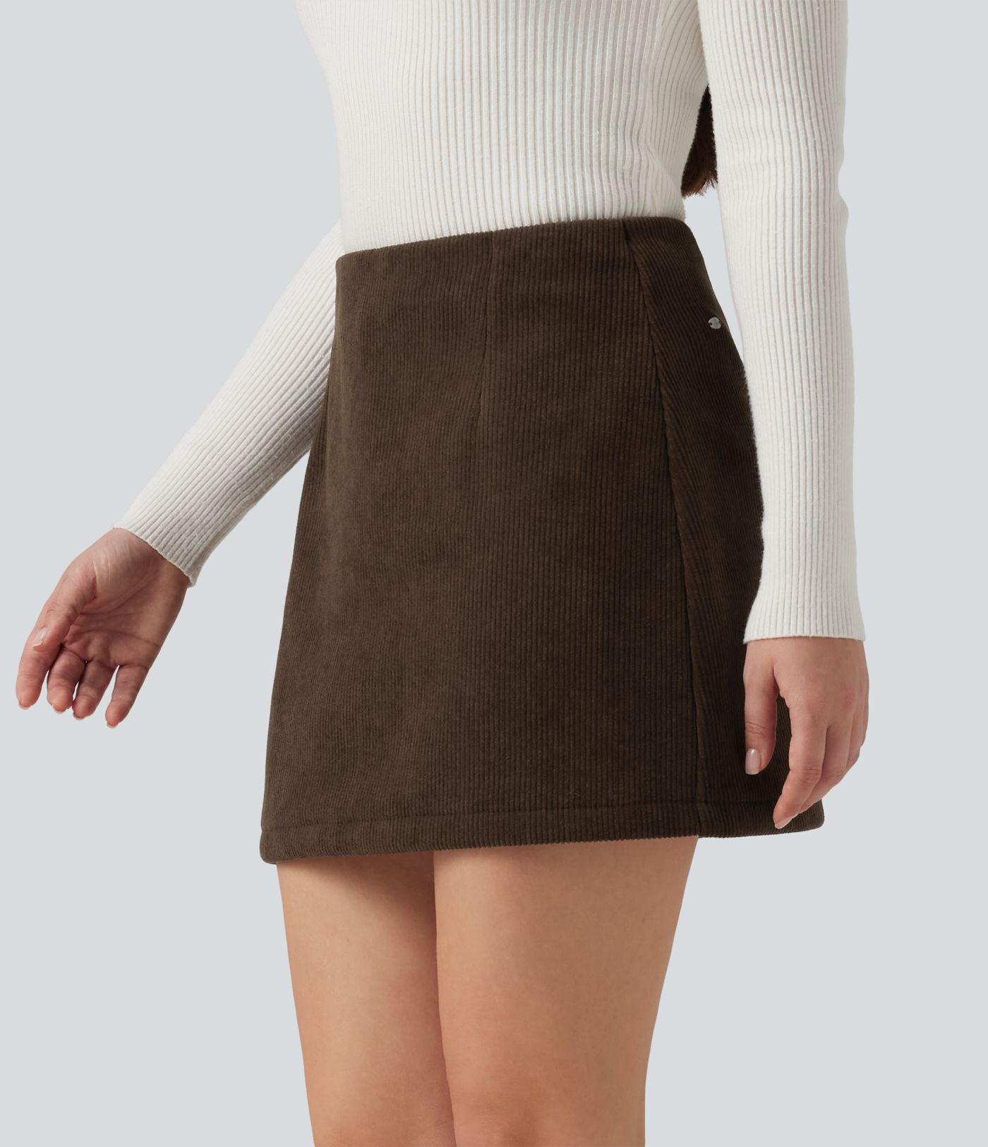 Mini-jupe courte taille haute, coupe évasée (A-line), en velours côtelé doublée polaire, style décontracté, avec short intégré Mini-jupe courte taille haute, coupe évasée (A-line), en velours côtelé doublée polaire, style décontracté, avec short intégré