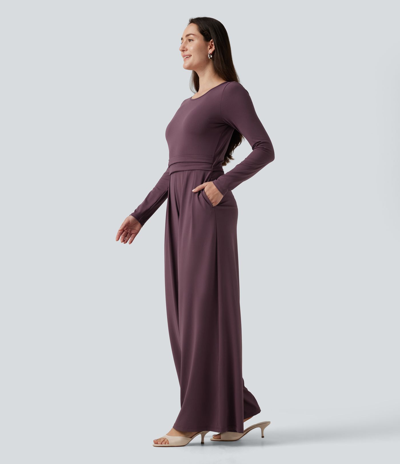 Jumpsuit með kringlóttum hálsmáli, löngum ermum, víðum fótleggjum og vösum – Easy Peezy útgáfa