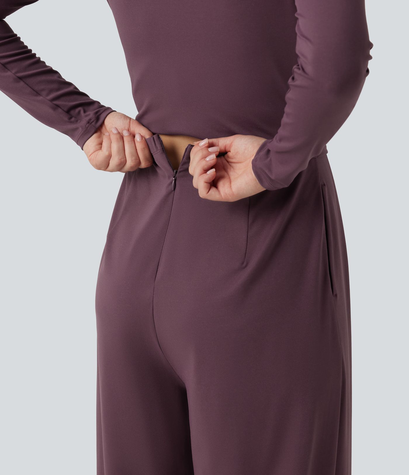 Jumpsuit með kringlóttum hálsmáli, löngum ermum, víðum fótleggjum og vösum – Easy Peezy útgáfa