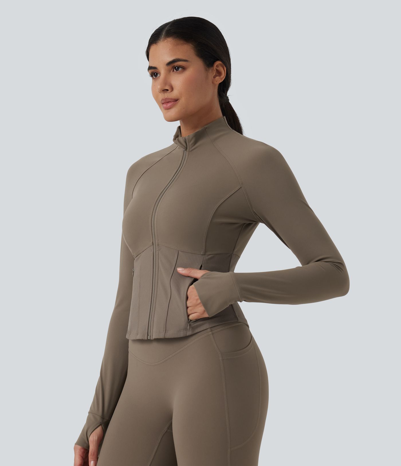 Veste de yoga Halara UltraSculpt™ effet frais InstantCool à col montant, manches raglan, passe-pouces et ourlet arrondi avec poches Veste de yoga Halara UltraSculpt™ effet frais InstantCool à col montant, manches raglan, passe-pouces et ourlet arrondi avec poches