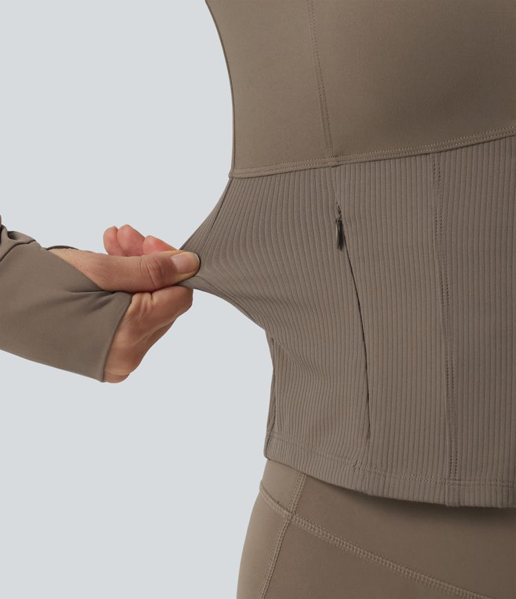 Veste de yoga Halara UltraSculpt™ effet frais InstantCool à col montant, manches raglan, passe-pouces et ourlet arrondi avec poches Veste de yoga Halara UltraSculpt™ effet frais InstantCool à col montant, manches raglan, passe-pouces et ourlet arrondi avec poches