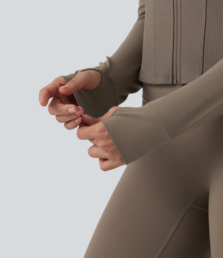 Veste de yoga Halara UltraSculpt™ effet frais InstantCool à col montant, manches raglan, passe-pouces et ourlet arrondi avec poches Veste de yoga Halara UltraSculpt™ effet frais InstantCool à col montant, manches raglan, passe-pouces et ourlet arrondi avec poches