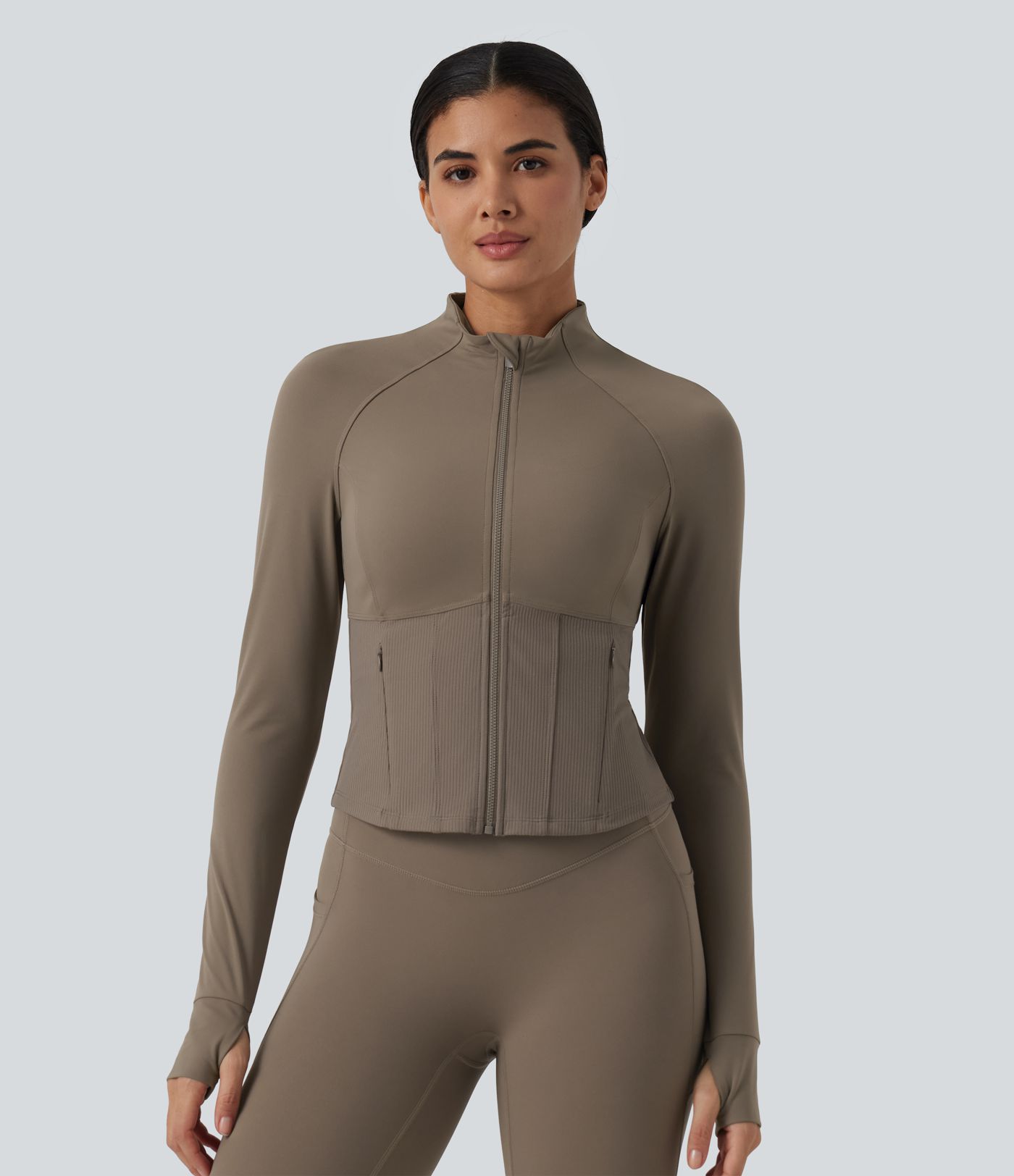 Veste de yoga Halara UltraSculpt™ effet frais InstantCool à col montant, manches raglan, passe-pouces et ourlet arrondi avec poches Veste de yoga Halara UltraSculpt™ effet frais InstantCool à col montant, manches raglan, passe-pouces et ourlet arrondi avec poches