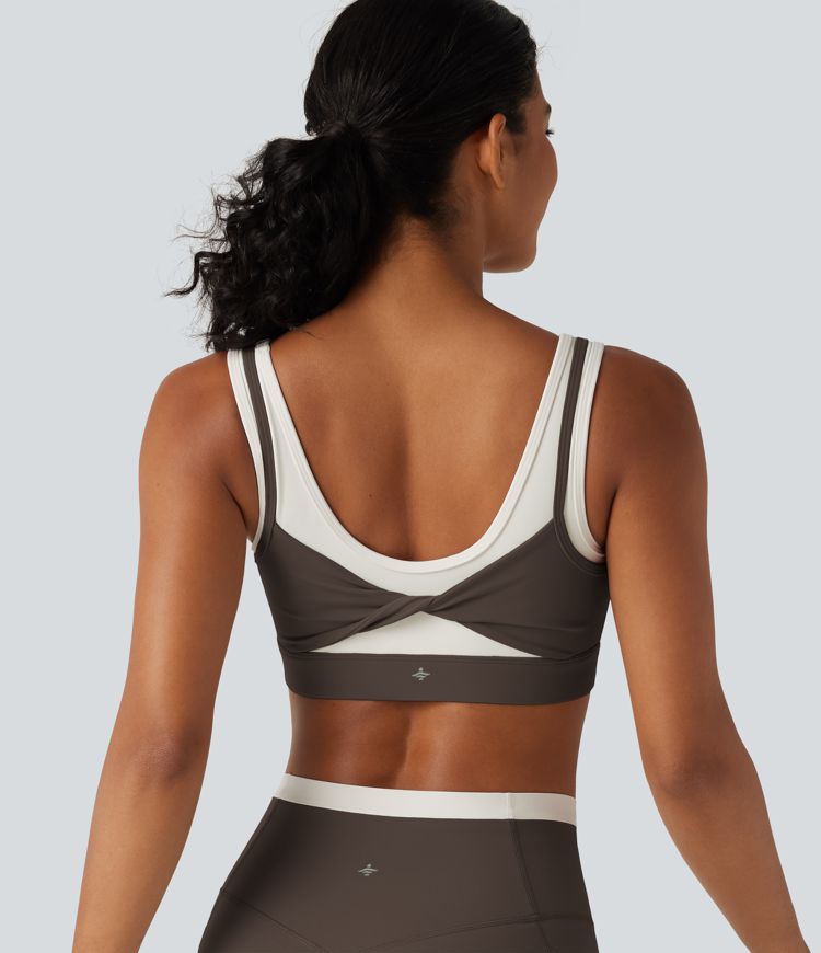 Halara UltraSculpt™ sujetador deportivo para yoga con soporte medio, escote en U, sujetador integrado y detalle color block con twist