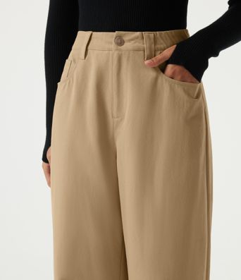 Lässige Hose mit hohem Bund, geradem Bein und Taschen Lässige Hose mit hohem Bund, geradem Bein und Taschen