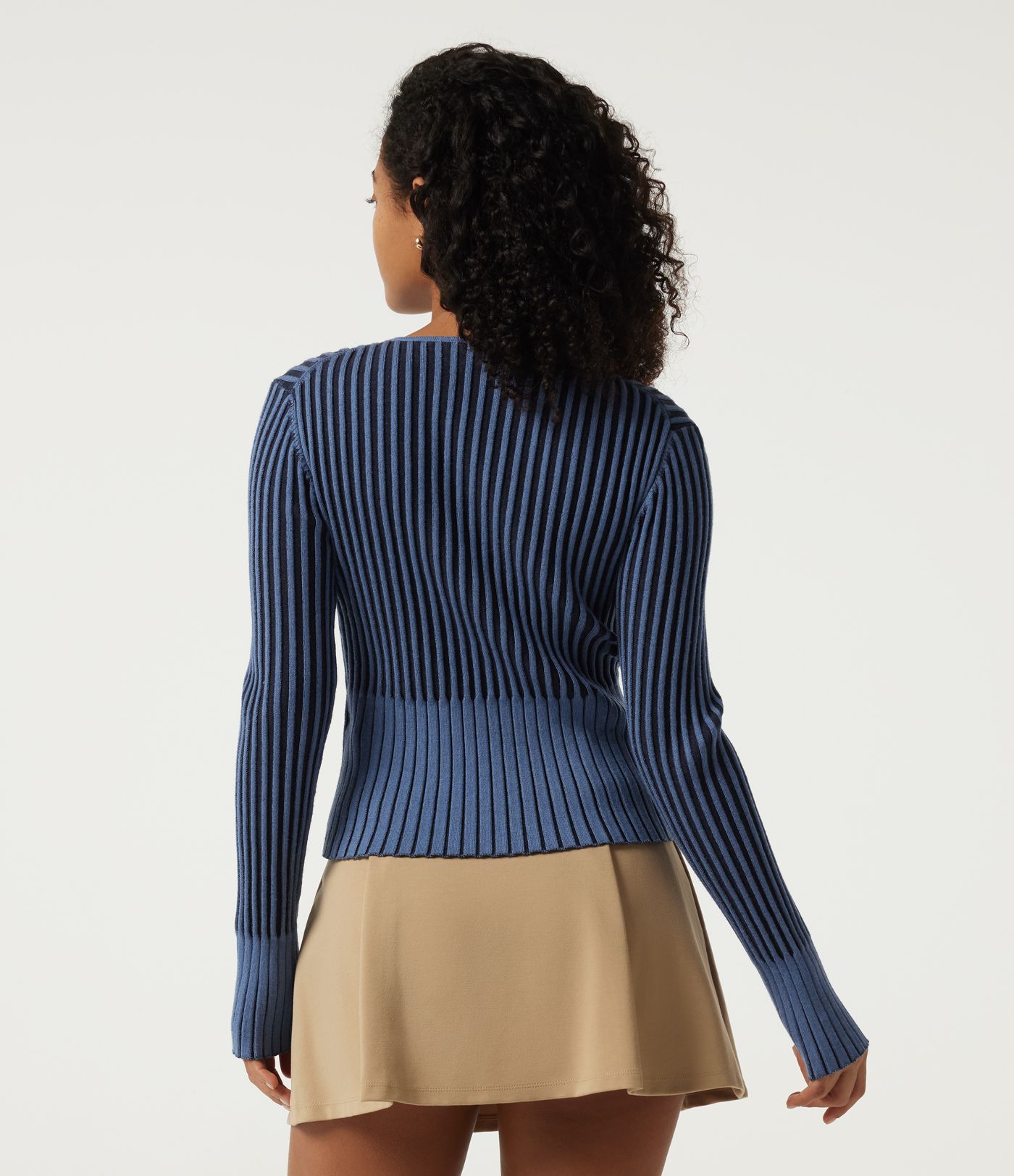 Büro-Cardigan aus geripptem Strick mit Rundhalsausschnitt und langen Ärmeln - slim fit Büro-Cardigan aus geripptem Strick mit Rundhalsausschnitt und langen Ärmeln - slim fit