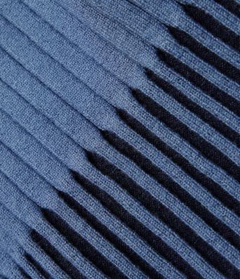 Büro-Cardigan aus geripptem Strick mit Rundhalsausschnitt und langen Ärmeln - slim fit Büro-Cardigan aus geripptem Strick mit Rundhalsausschnitt und langen Ärmeln - slim fit