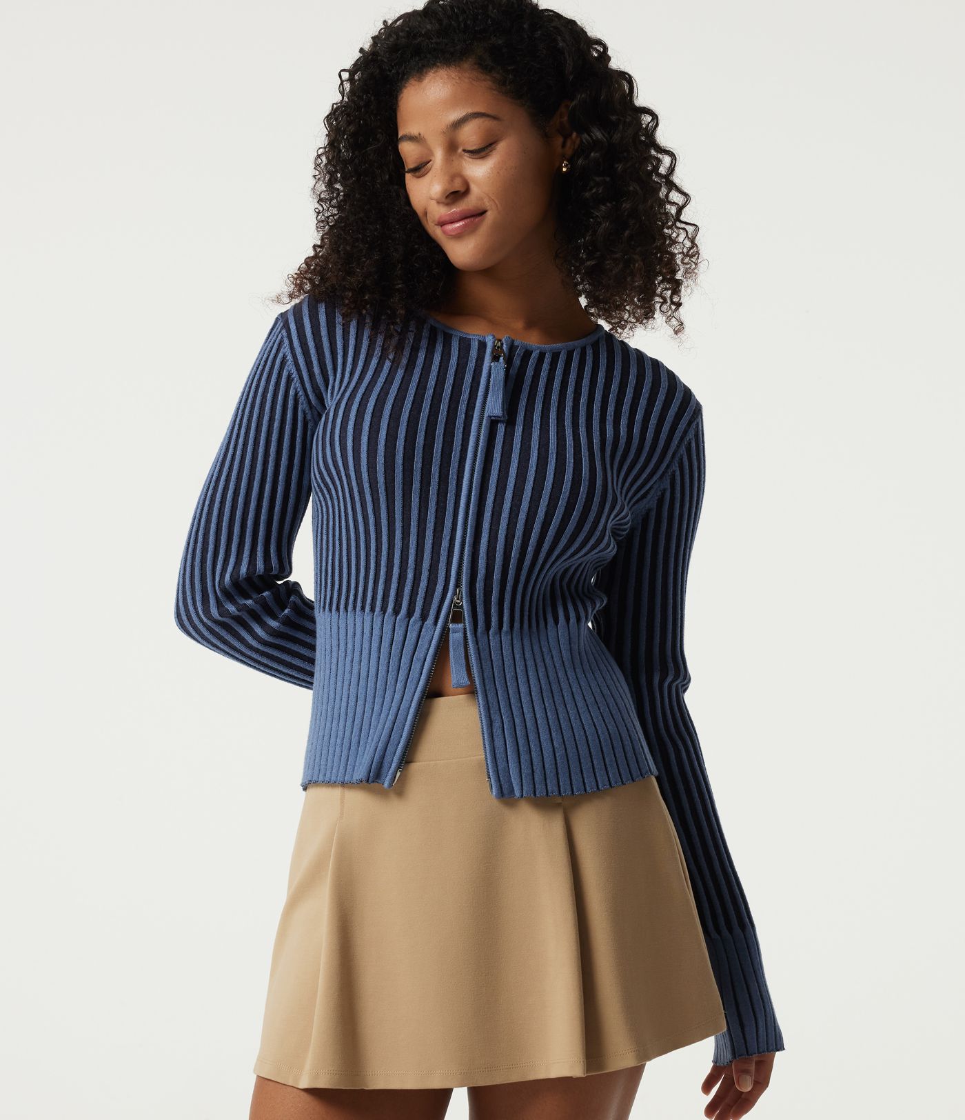 Büro-Cardigan aus geripptem Strick mit Rundhalsausschnitt und langen Ärmeln - slim fit Büro-Cardigan aus geripptem Strick mit Rundhalsausschnitt und langen Ärmeln - slim fit