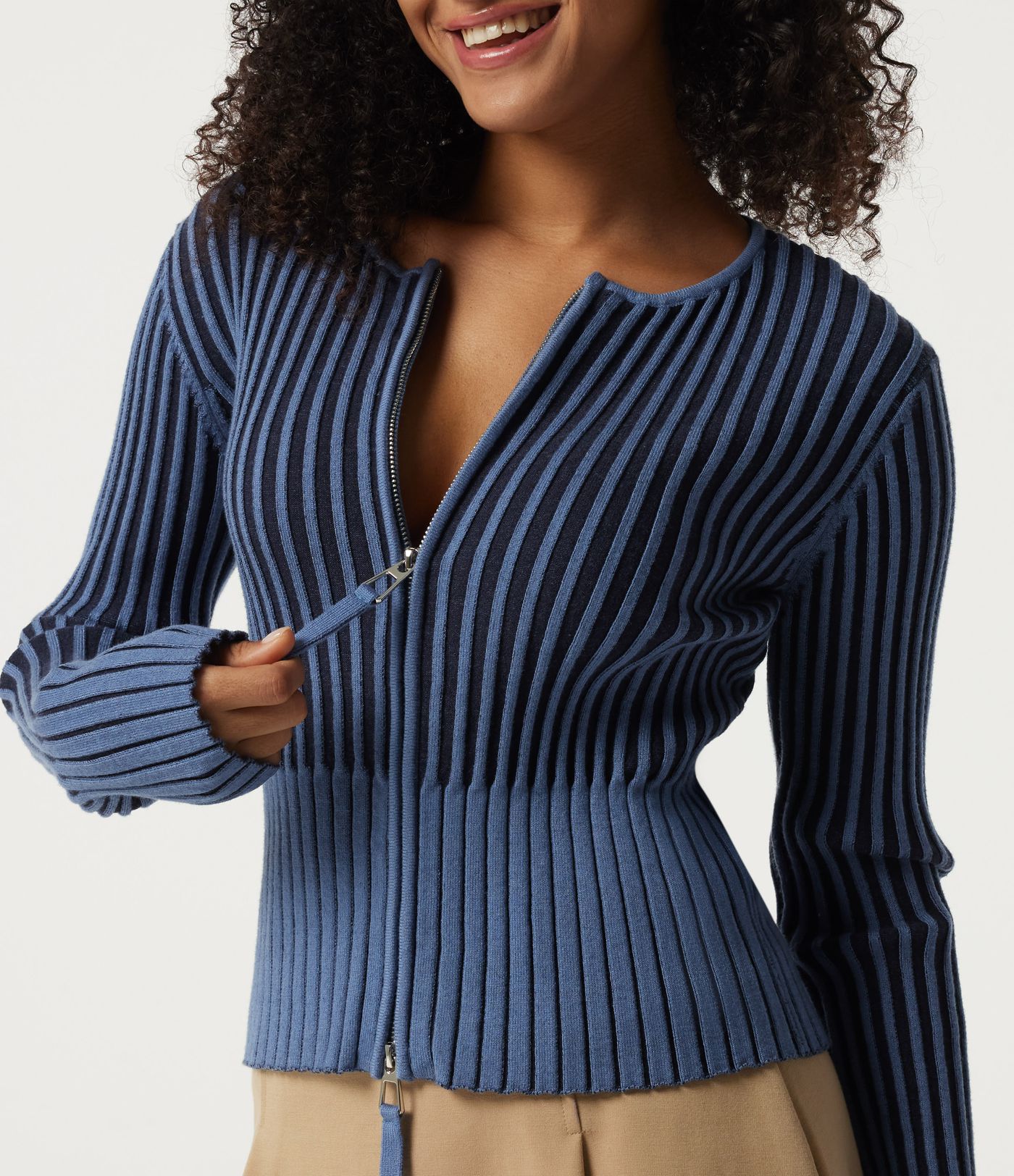 Büro-Cardigan aus geripptem Strick mit Rundhalsausschnitt und langen Ärmeln - slim fit Büro-Cardigan aus geripptem Strick mit Rundhalsausschnitt und langen Ärmeln - slim fit