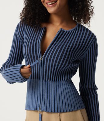 Büro-Cardigan aus geripptem Strick mit Rundhalsausschnitt und langen Ärmeln - slim fit Büro-Cardigan aus geripptem Strick mit Rundhalsausschnitt und langen Ärmeln - slim fit