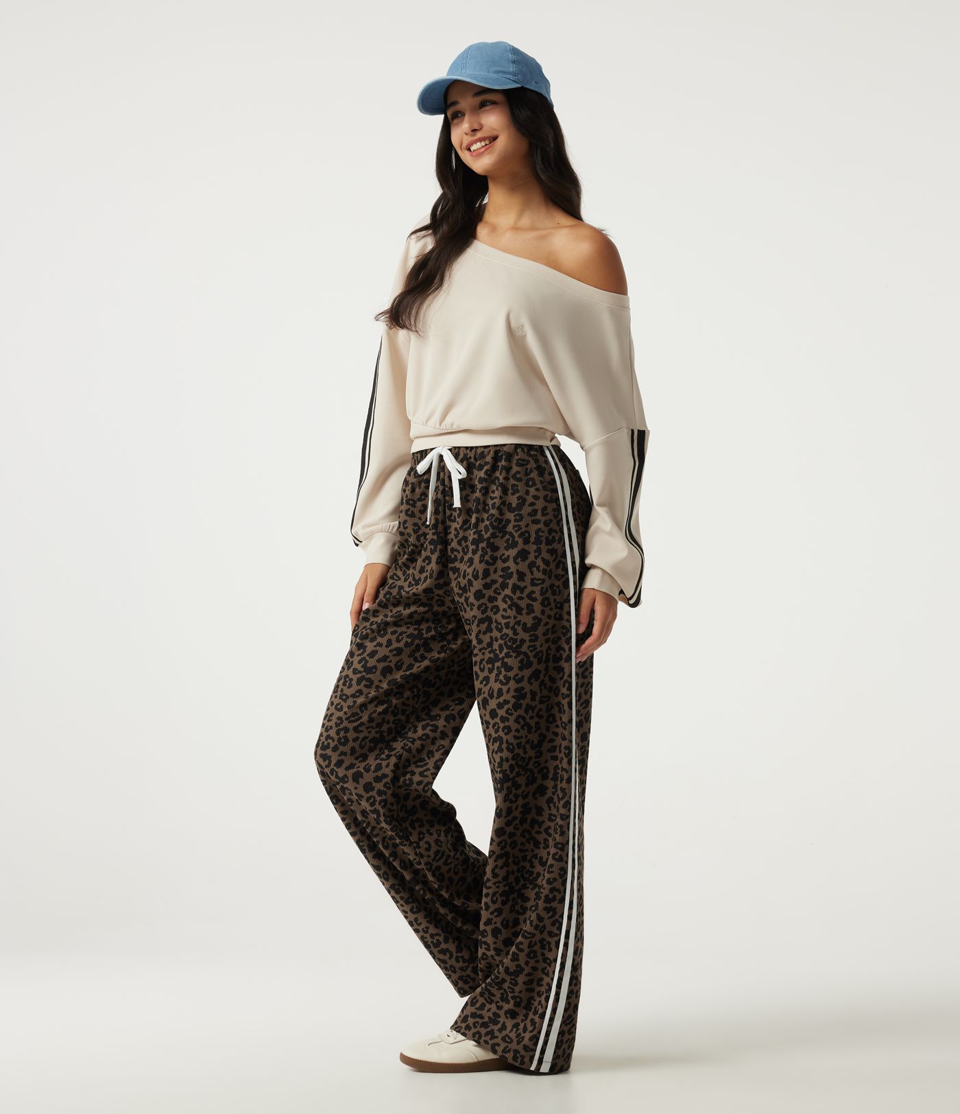 Pantalon léopard taille haute coupe large à cordon de serrage avec bandes latérales Pantalon léopard taille haute coupe large à cordon de serrage avec bandes latérales