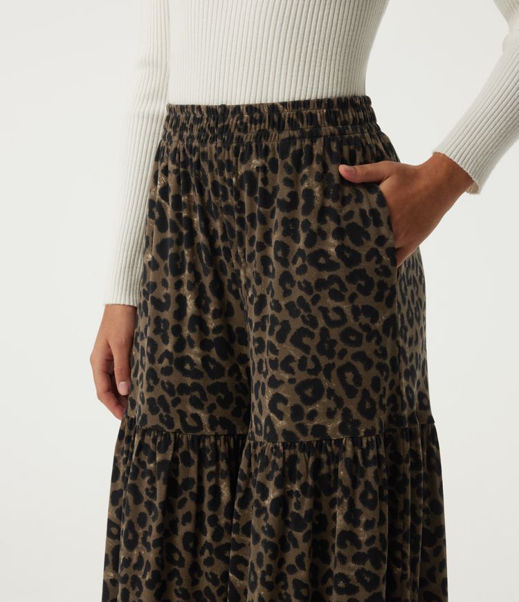 Hoch geschnittene, weite, lässige Hose mit Leopardenmuster und Taschen Hoch geschnittene, weite, lässige Hose mit Leopardenmuster und Taschen