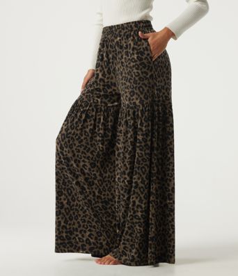 Hoch geschnittene, weite, lässige Hose mit Leopardenmuster und Taschen Hoch geschnittene, weite, lässige Hose mit Leopardenmuster und Taschen