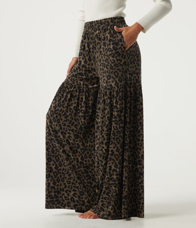 Hoch geschnittene, weite, lässige Hose mit Leopardenmuster und Taschen Hoch geschnittene, weite, lässige Hose mit Leopardenmuster und Taschen