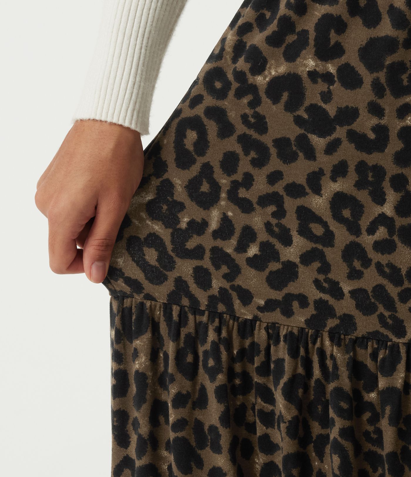 Hoch geschnittene, weite, lässige Hose mit Leopardenmuster und Taschen Hoch geschnittene, weite, lässige Hose mit Leopardenmuster und Taschen