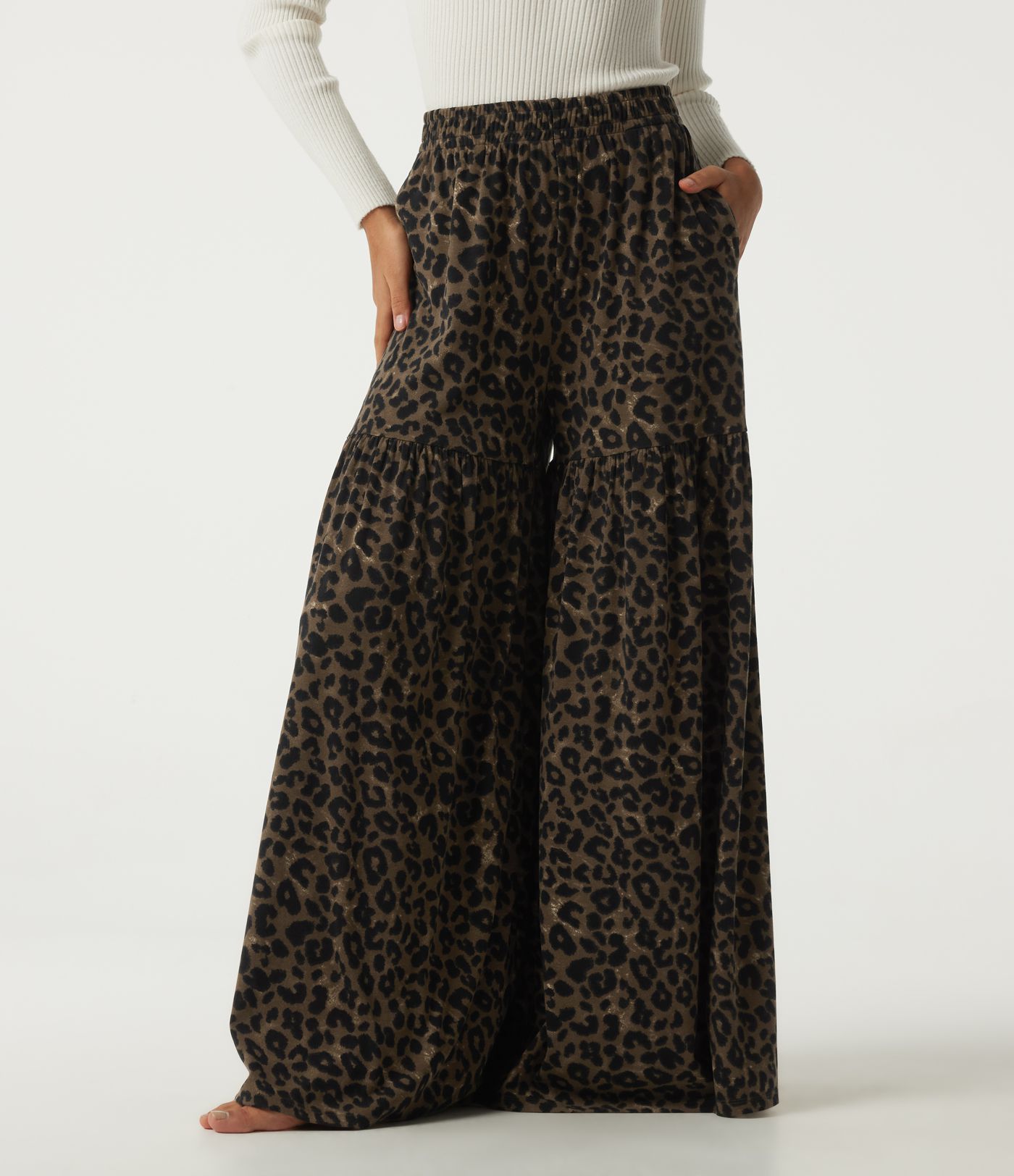 Hoch geschnittene, weite, lässige Hose mit Leopardenmuster und Taschen Hoch geschnittene, weite, lässige Hose mit Leopardenmuster und Taschen