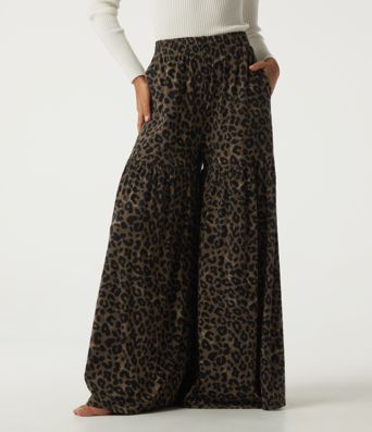 Hoch geschnittene, weite, lässige Hose mit Leopardenmuster und Taschen Hoch geschnittene, weite, lässige Hose mit Leopardenmuster und Taschen