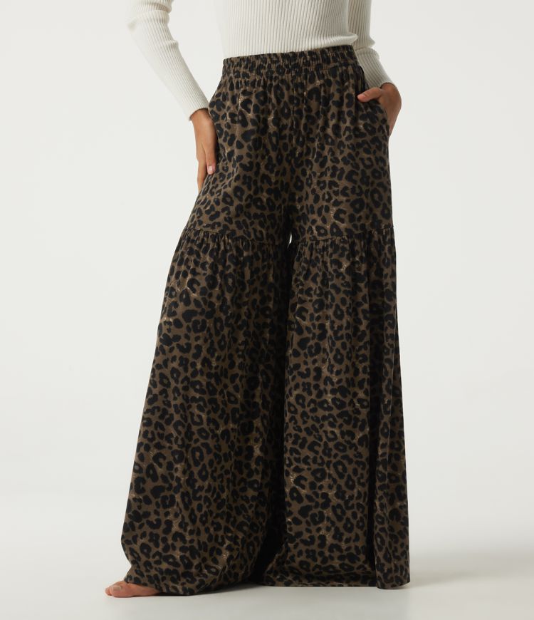 Hoch geschnittene, weite, lässige Hose mit Leopardenmuster und Taschen Hoch geschnittene, weite, lässige Hose mit Leopardenmuster und Taschen