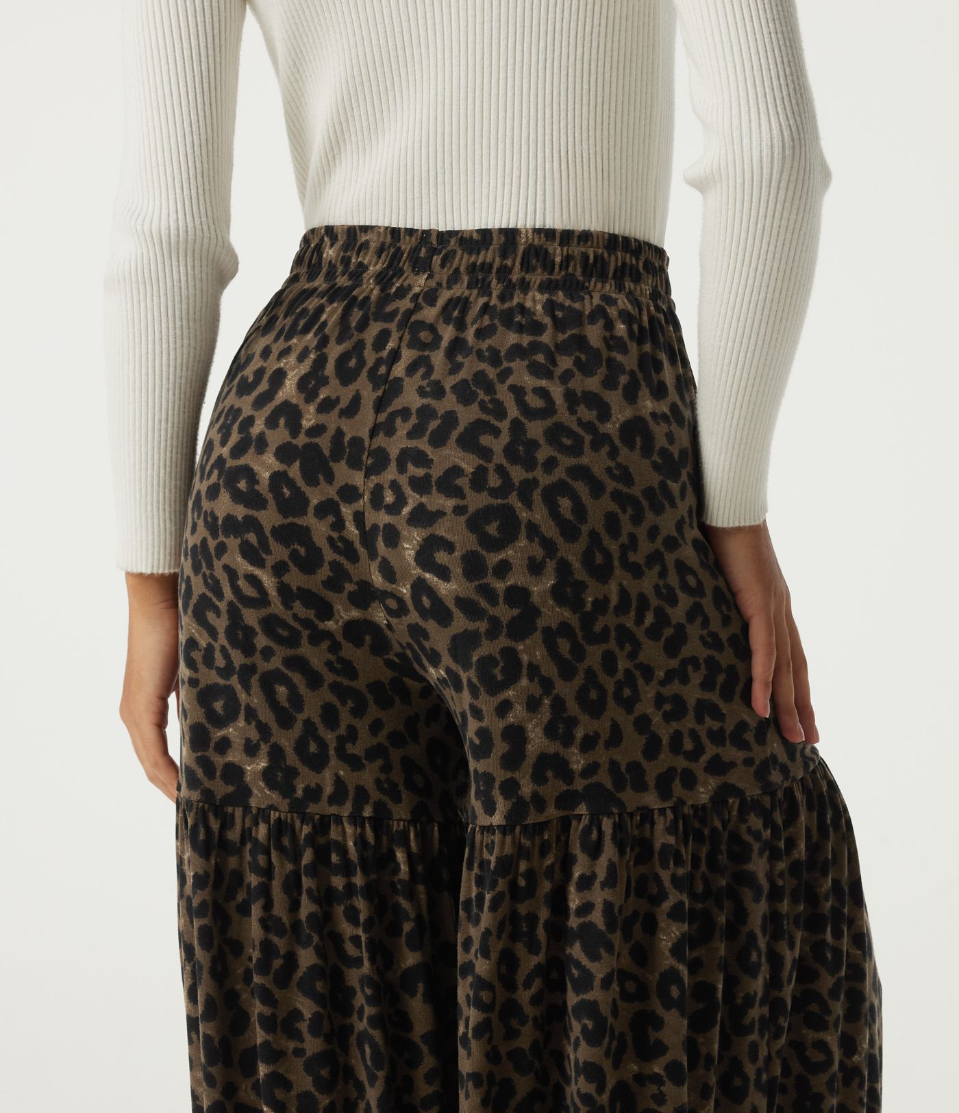 Hoch geschnittene, weite, lässige Hose mit Leopardenmuster und Taschen Hoch geschnittene, weite, lässige Hose mit Leopardenmuster und Taschen