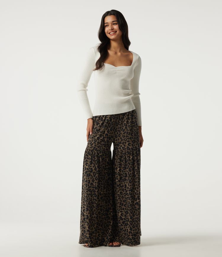 Hoch geschnittene, weite, lässige Hose mit Leopardenmuster und Taschen Hoch geschnittene, weite, lässige Hose mit Leopardenmuster und Taschen