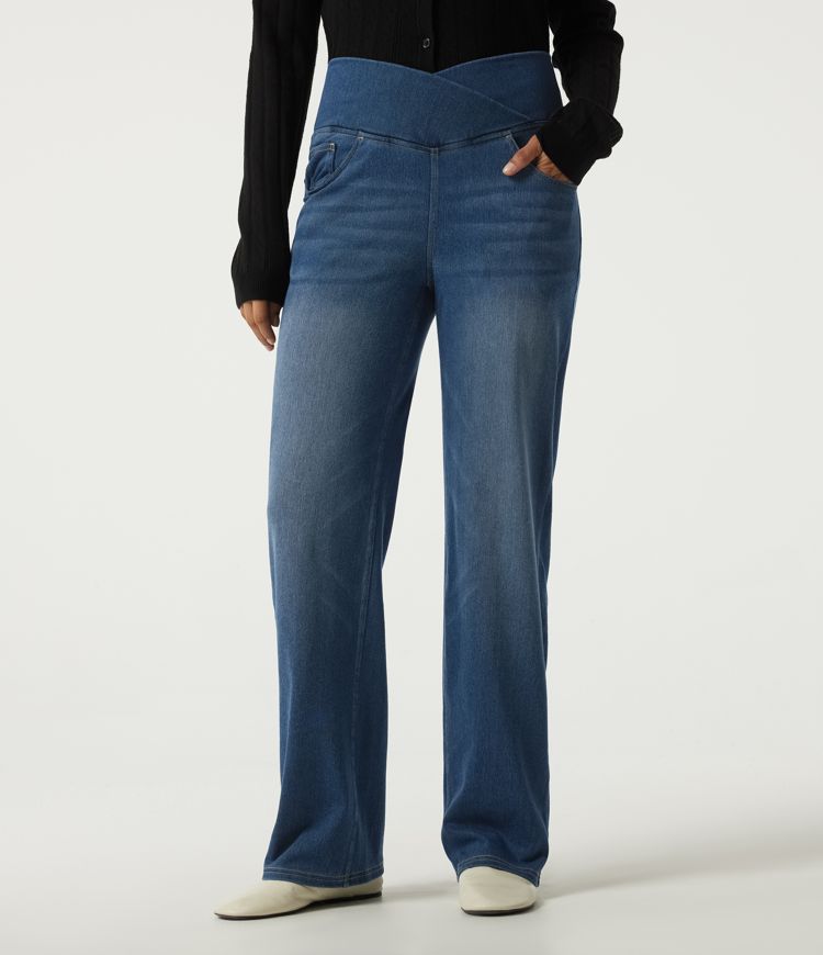 Halara Flex™ Denim Heat jean décontracté taille haute à effet ventre plat, taille croisée, coupe droite, avec poches