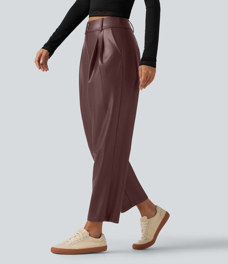 Schmal zulaufende Hose aus elastischem Kunstleder mit hohem Bund und Taschen