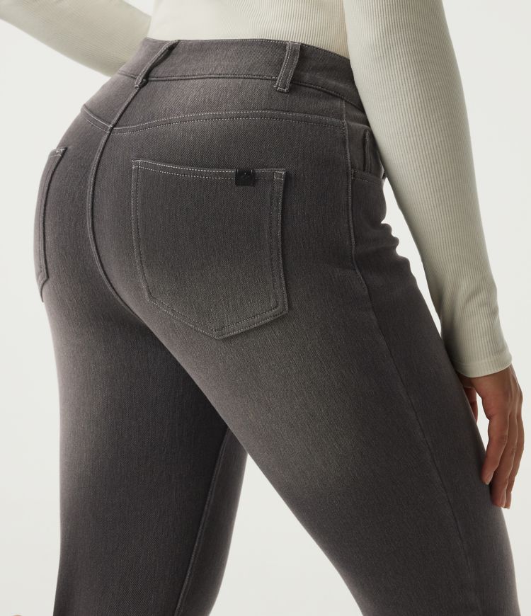 Lässige Fleece-Bootcut-Jeans aus Baumwolle mit mittelhohem Bund und mehreren Taschen Lässige Fleece-Bootcut-Jeans aus Baumwolle mit mittelhohem Bund und mehreren Taschen