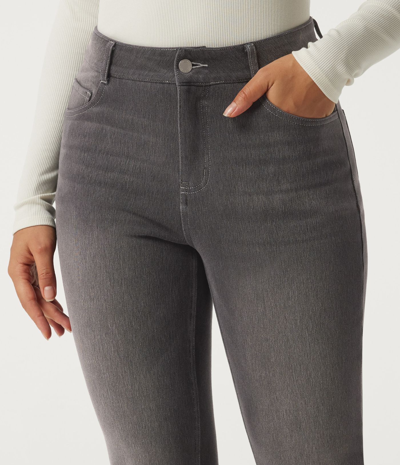 Lässige Fleece-Bootcut-Jeans aus Baumwolle mit mittelhohem Bund und mehreren Taschen Lässige Fleece-Bootcut-Jeans aus Baumwolle mit mittelhohem Bund und mehreren Taschen
