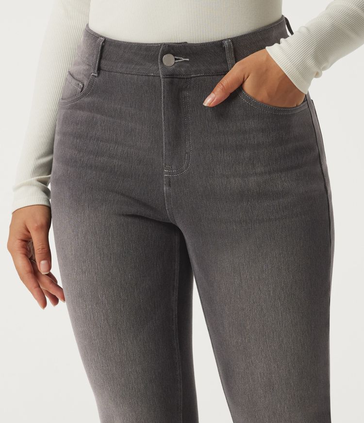 Lässige Fleece-Bootcut-Jeans aus Baumwolle mit mittelhohem Bund und mehreren Taschen Lässige Fleece-Bootcut-Jeans aus Baumwolle mit mittelhohem Bund und mehreren Taschen