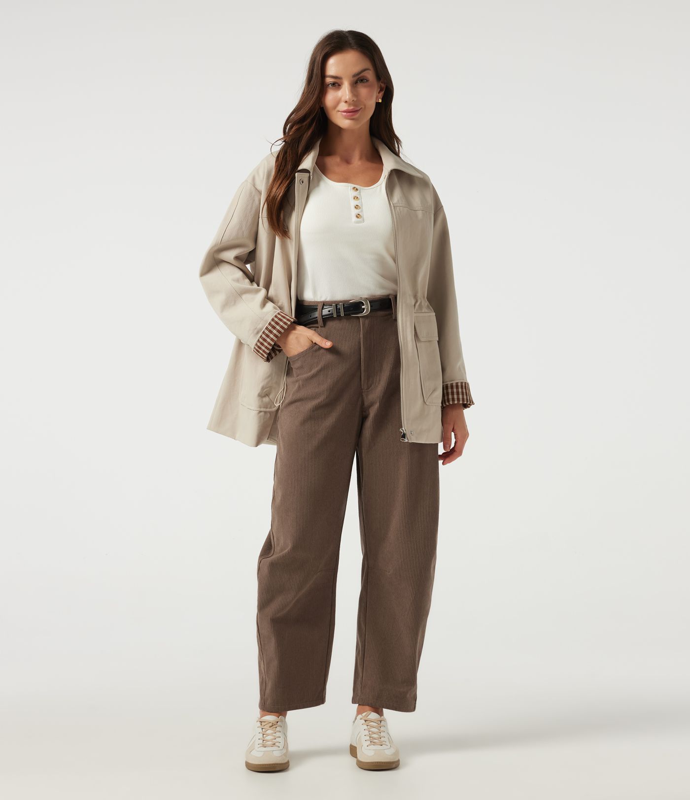 Lässige Cordhose mit hoher Taille, tonnenförmigem Bein und Taschen