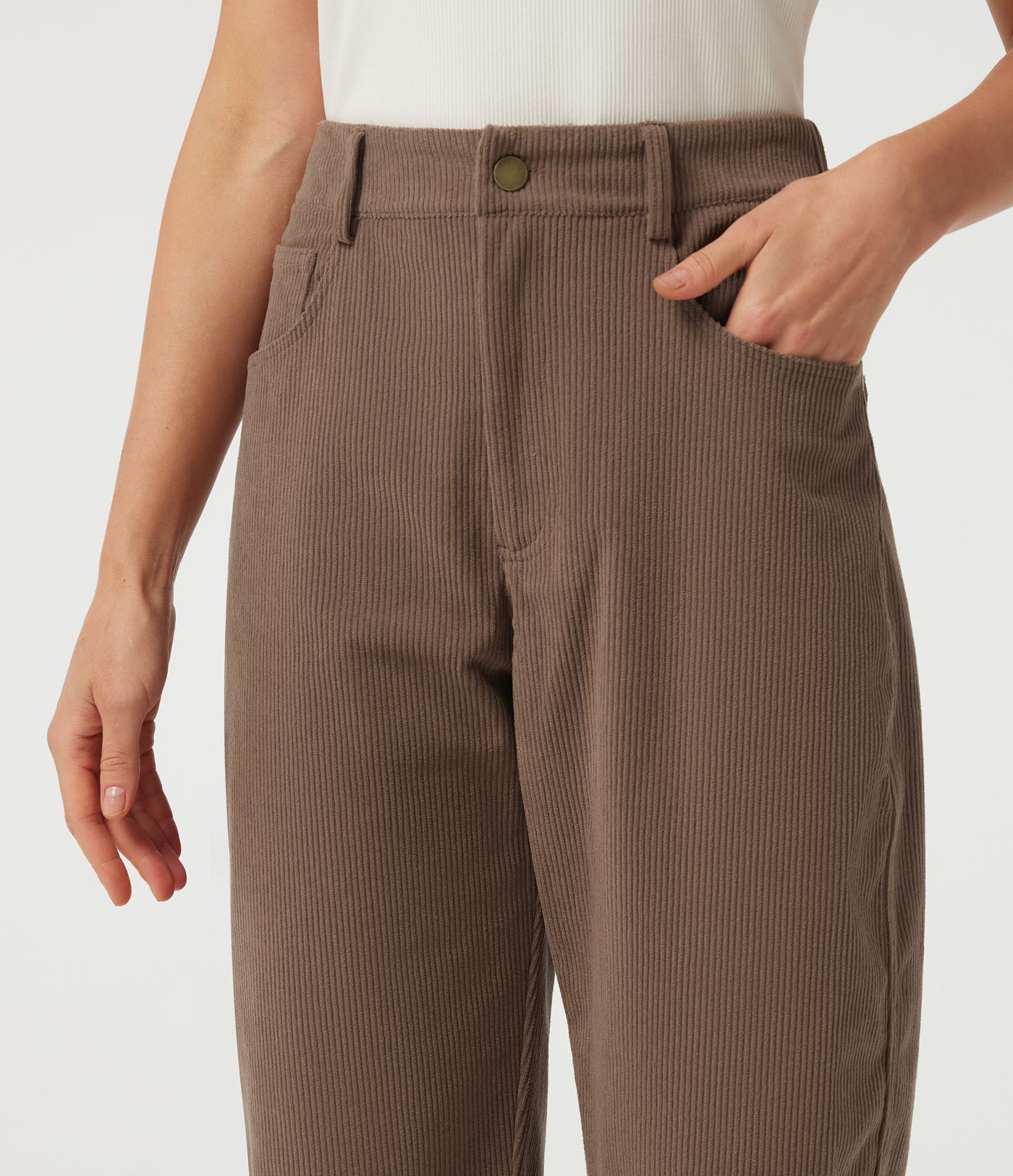 Lässige Cordhose mit hoher Taille, tonnenförmigem Bein und Taschen
