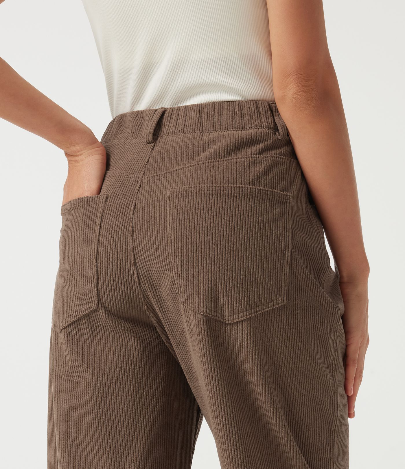 Lässige Cordhose mit hoher Taille, tonnenförmigem Bein und Taschen