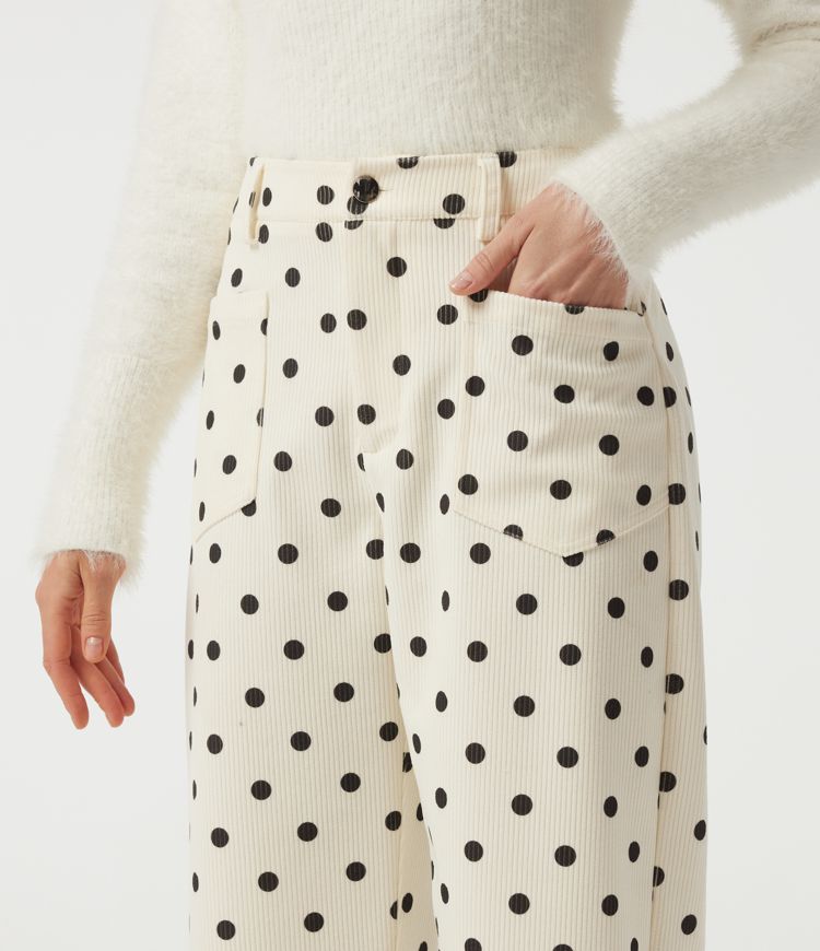 Mittelhohe Cordhose mit tonnenförmigem Bein, Pünktchenmuster und Taschen.