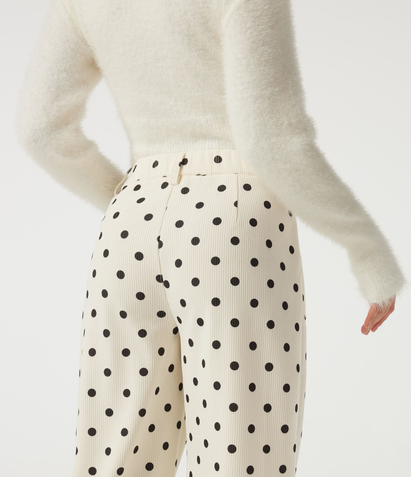 Mittelhohe Cordhose mit tonnenförmigem Bein, Pünktchenmuster und Taschen.
