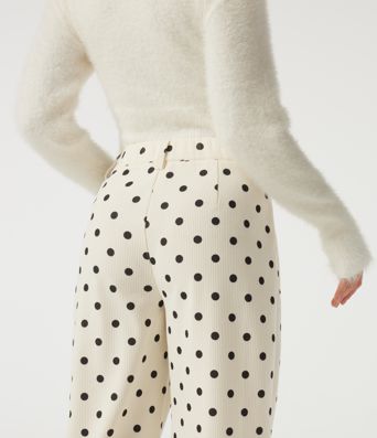 Mittelhohe Cordhose mit tonnenförmigem Bein, Pünktchenmuster und Taschen.