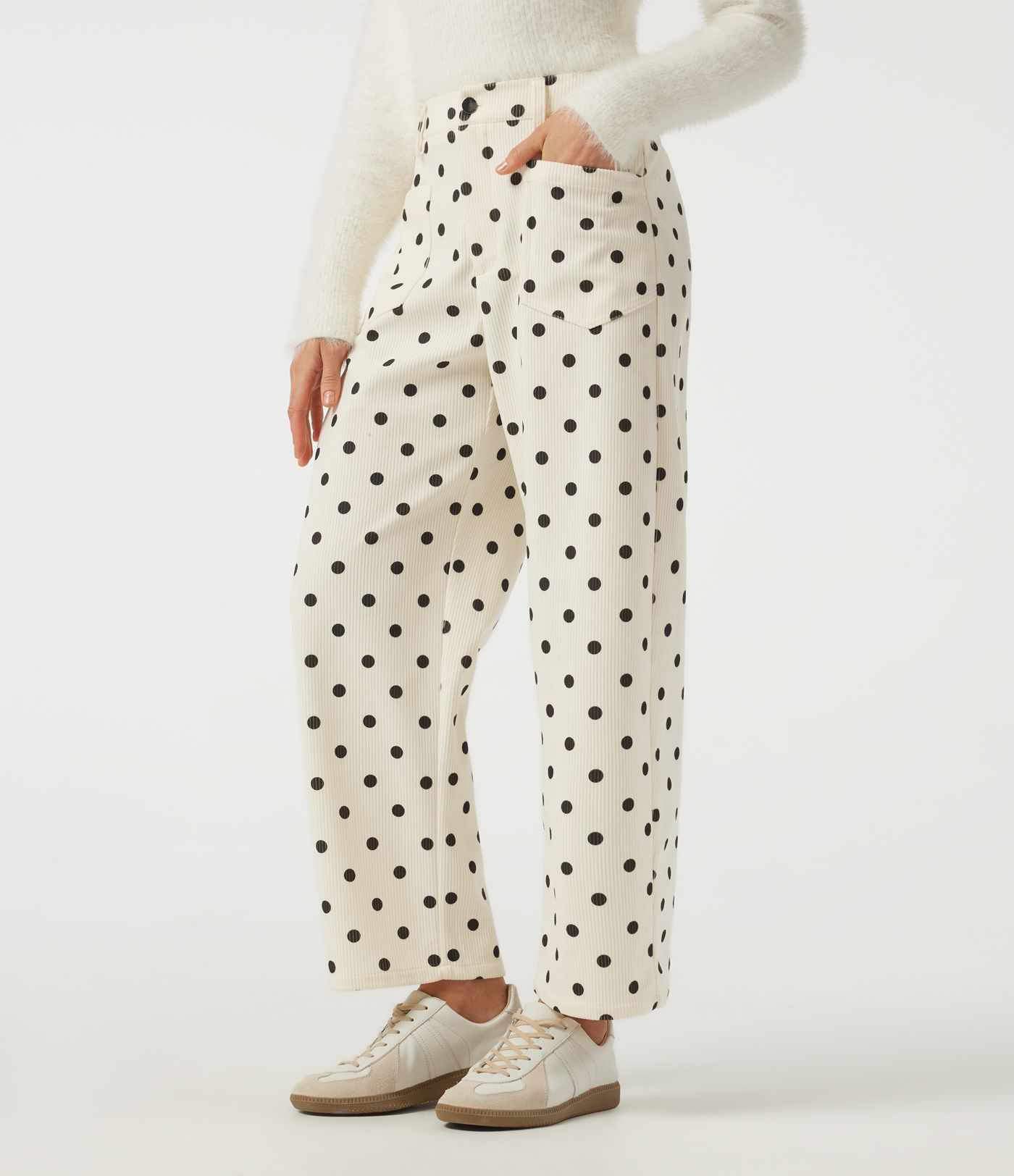Mittelhohe Cordhose mit tonnenförmigem Bein, Pünktchenmuster und Taschen.