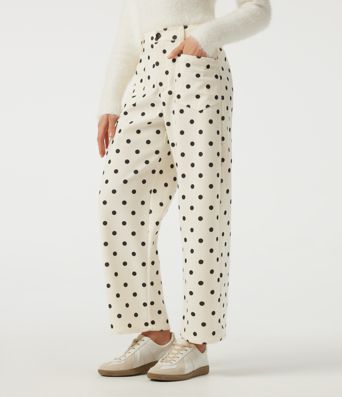 Mittelhohe Cordhose mit tonnenförmigem Bein, Pünktchenmuster und Taschen.