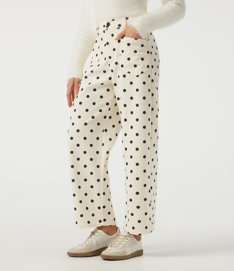 Mittelhohe Cordhose mit tonnenförmigem Bein, Pünktchenmuster und Taschen.