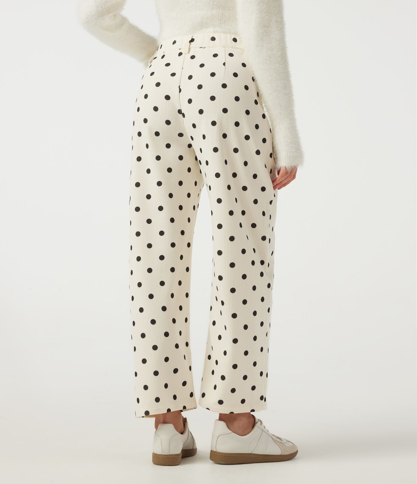 Mittelhohe Cordhose mit tonnenförmigem Bein, Pünktchenmuster und Taschen.