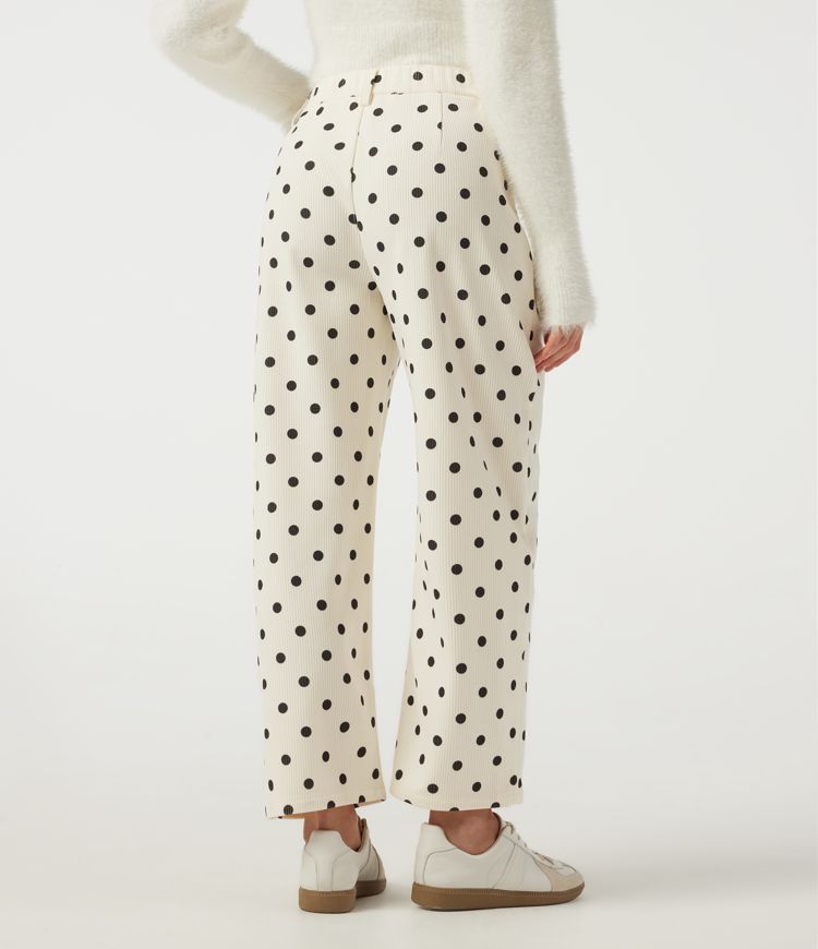 Mittelhohe Cordhose mit tonnenförmigem Bein, Pünktchenmuster und Taschen.