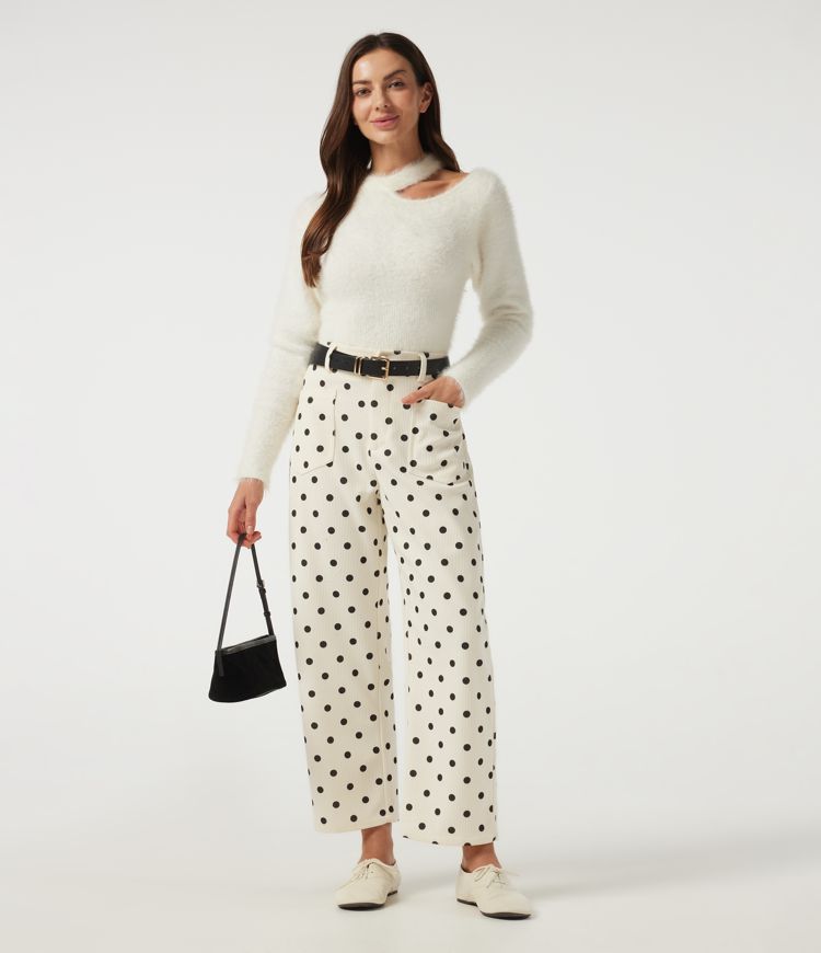 Mittelhohe Cordhose mit tonnenförmigem Bein, Pünktchenmuster und Taschen.