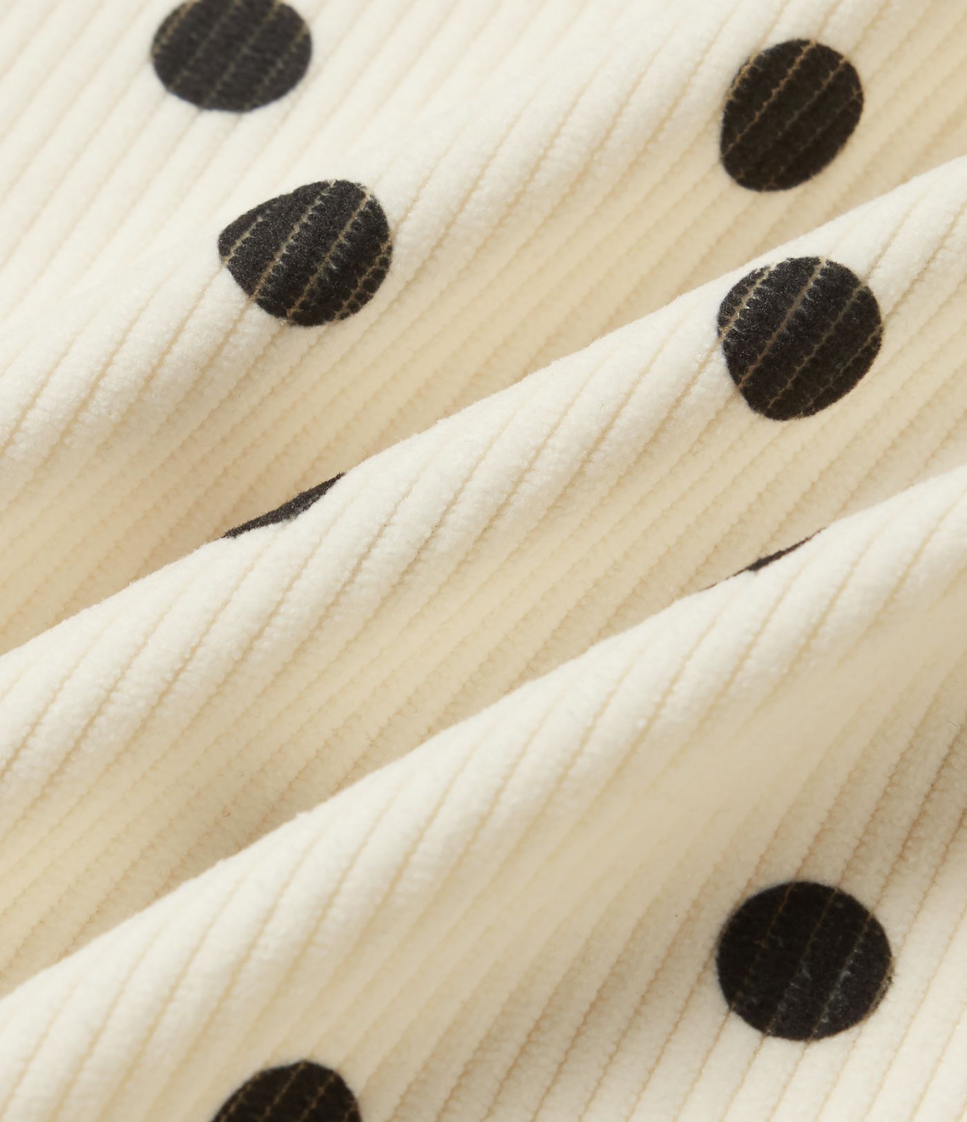 Mittelhohe Cordhose mit tonnenförmigem Bein, Pünktchenmuster und Taschen.