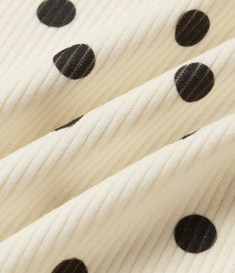 Mittelhohe Cordhose mit tonnenförmigem Bein, Pünktchenmuster und Taschen.