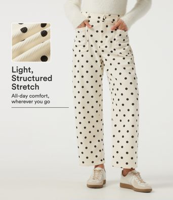 Mittelhohe Cordhose mit tonnenförmigem Bein, Pünktchenmuster und Taschen.