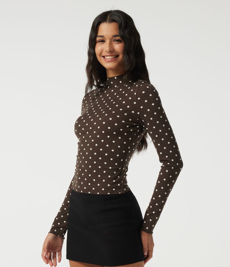 Camiseta casual ajustada de manga larga con cuello tipo mock y estampado de lunares
