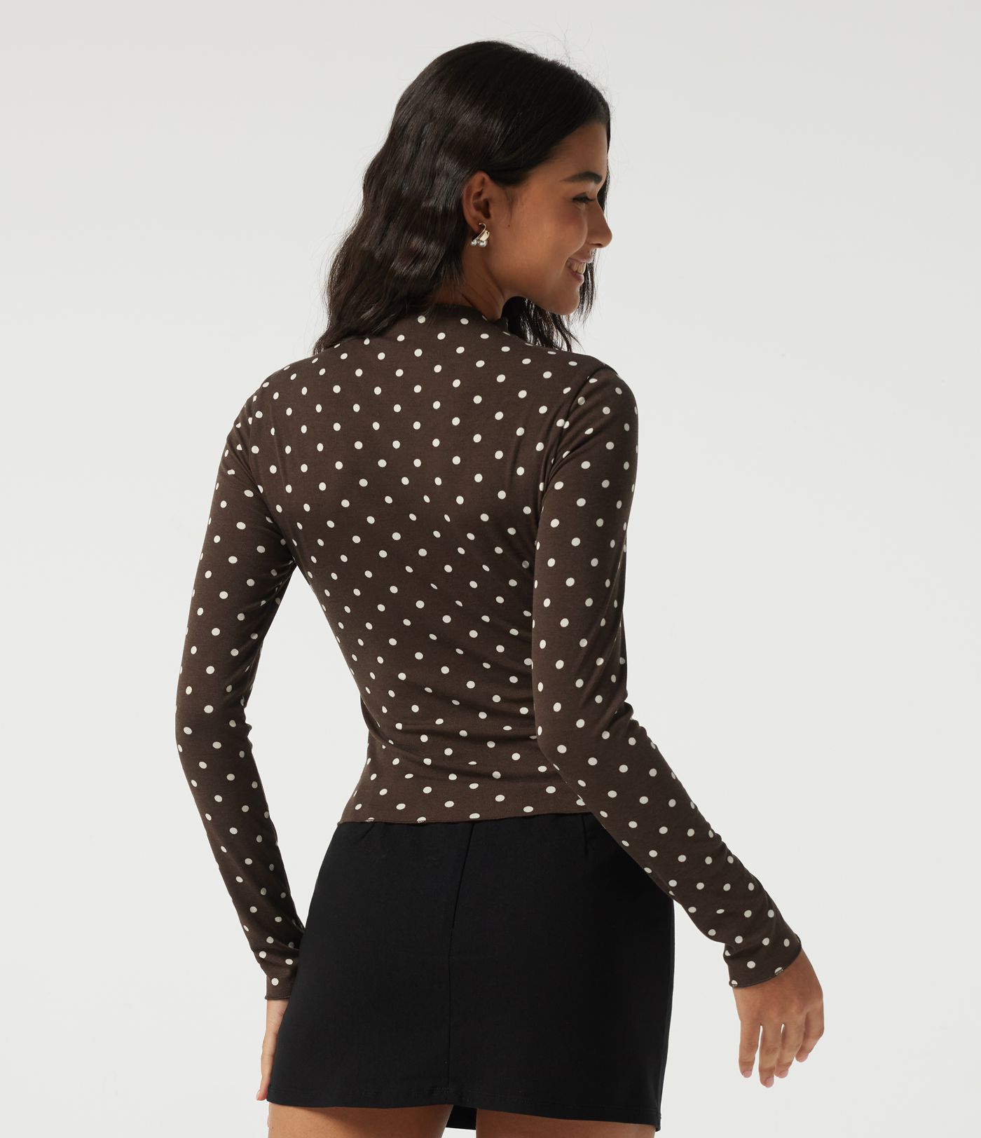 Camiseta casual ajustada de manga larga con cuello tipo mock y estampado de lunares