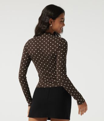 Camiseta casual ajustada de manga larga con cuello tipo mock y estampado de lunares