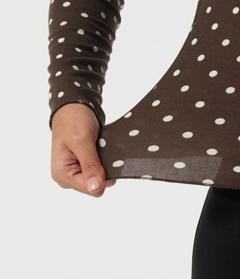 Camiseta casual ajustada de manga larga con cuello tipo mock y estampado de lunares